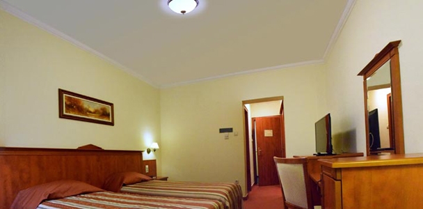 Főépületi hotelszoba 2 (+ 1)  ágyas